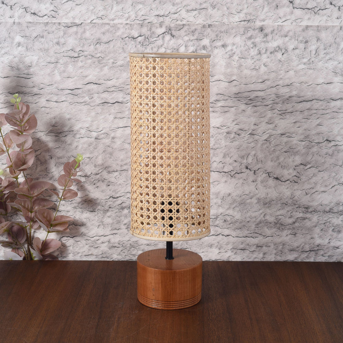 Ornate table lamp with rattan shade (5.5x5.5x17)