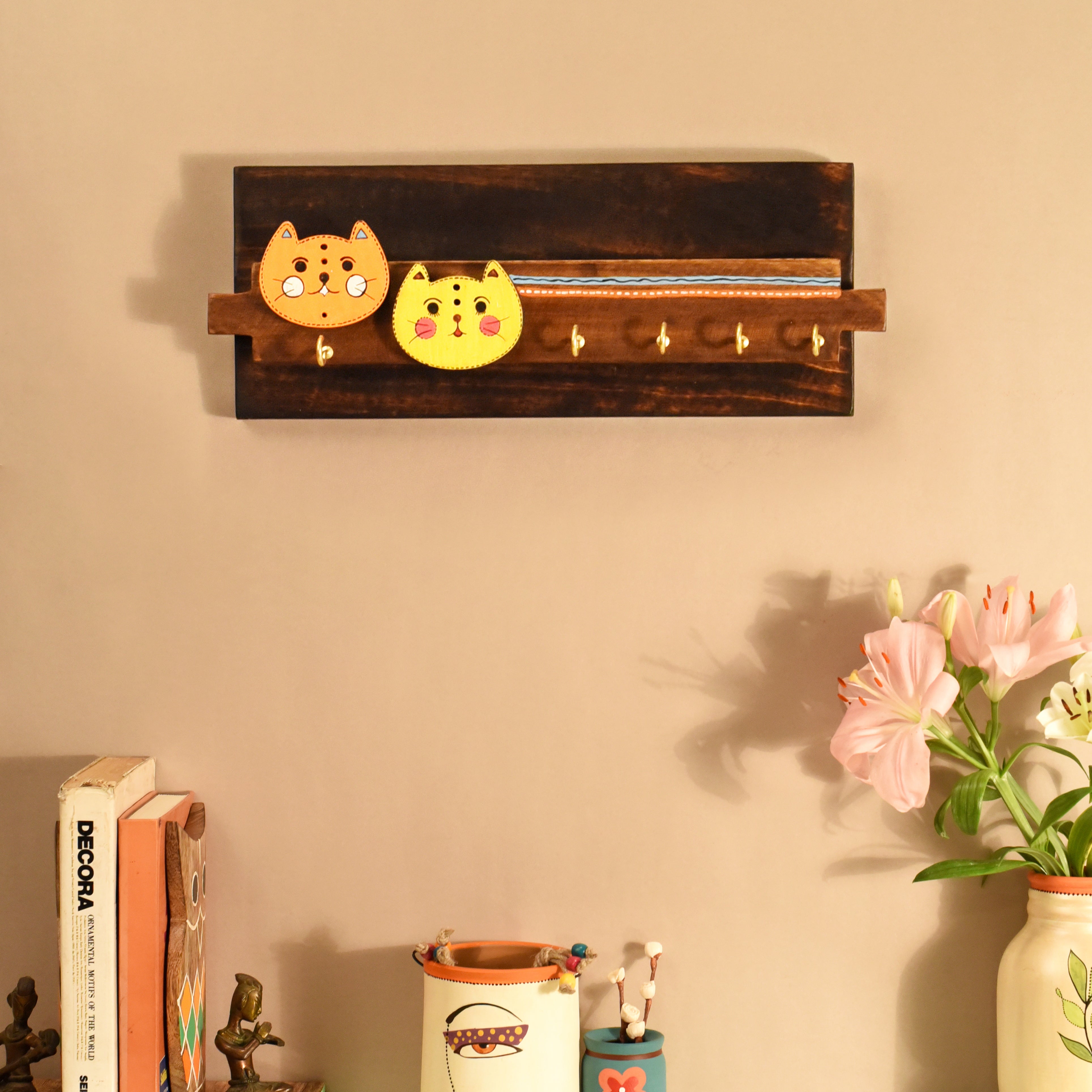 Meow Key hanger with cat motifs and beautiful art work